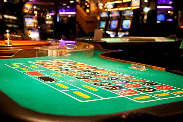 jendelatoto mobile app interface showing Texas Hold'em Bonus betting panel and video stream